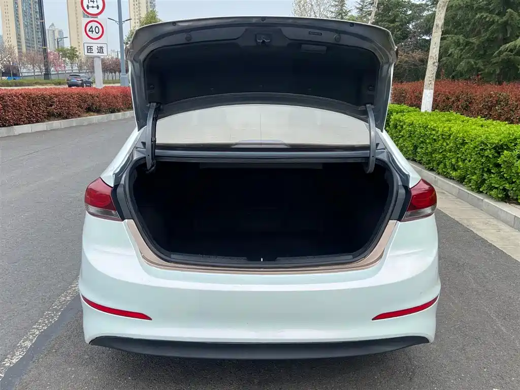 Hyundai Elantra 2017 — фото 15