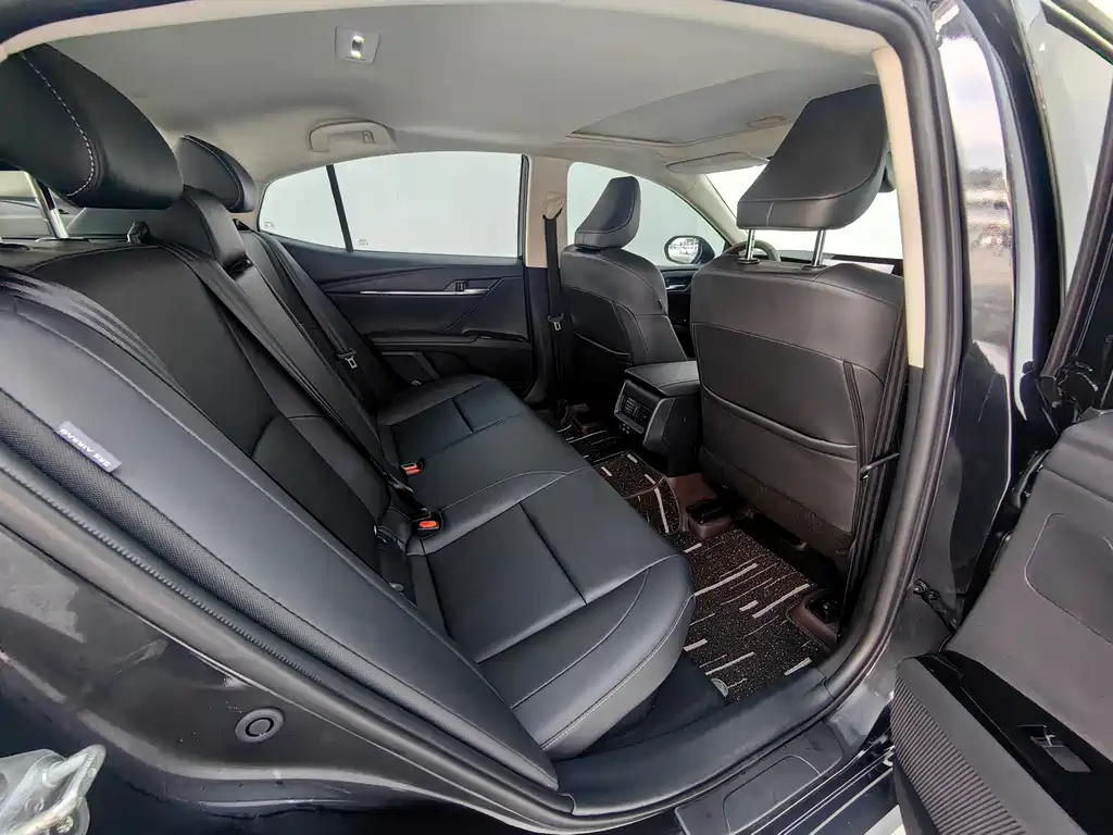 Toyota Camry 2025 — фото 10