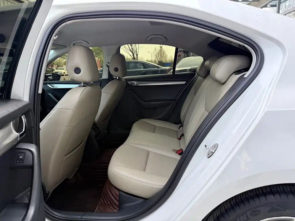 Skoda Octavia 2018 — фото 10