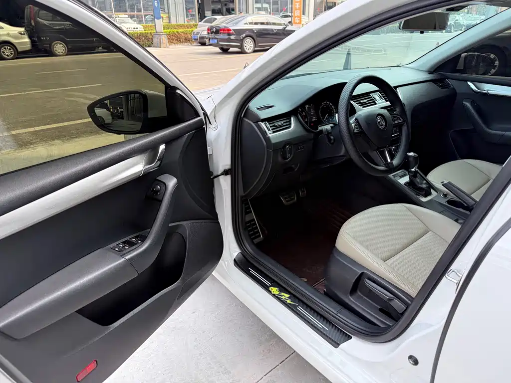 Skoda Octavia 2018 — фото 19