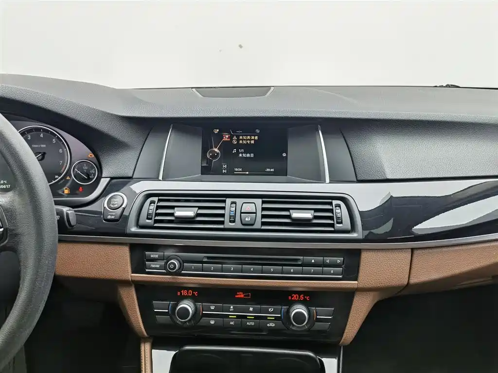 BMW 5 Series 2017 — фото 12