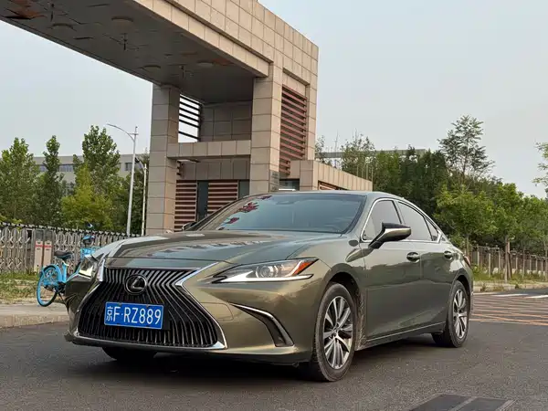 Lexus ES 2021