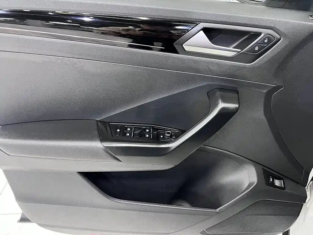Volkswagen T-Roc 2022 — фото 8