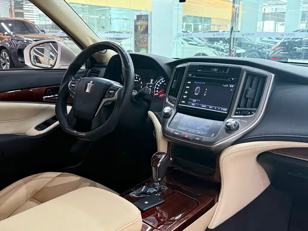 Toyota Crown 2016 — фото 10