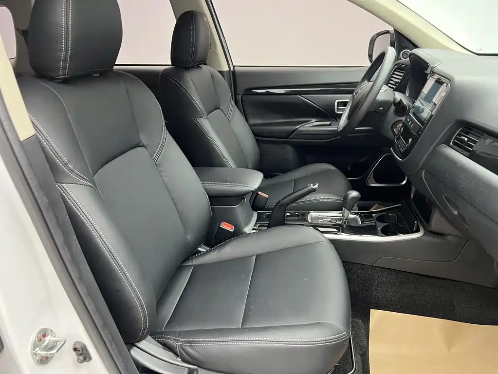 Mitsubishi Outlander 2021 — фото 11