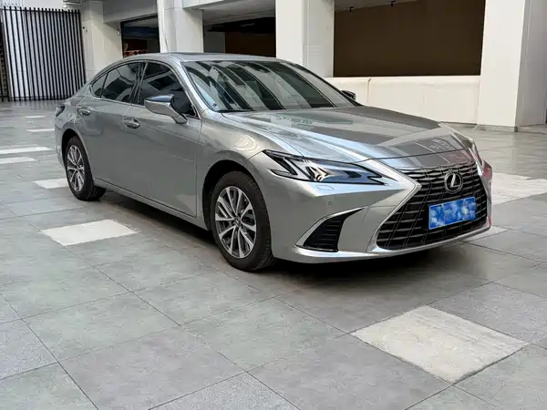 Lexus ES 2025