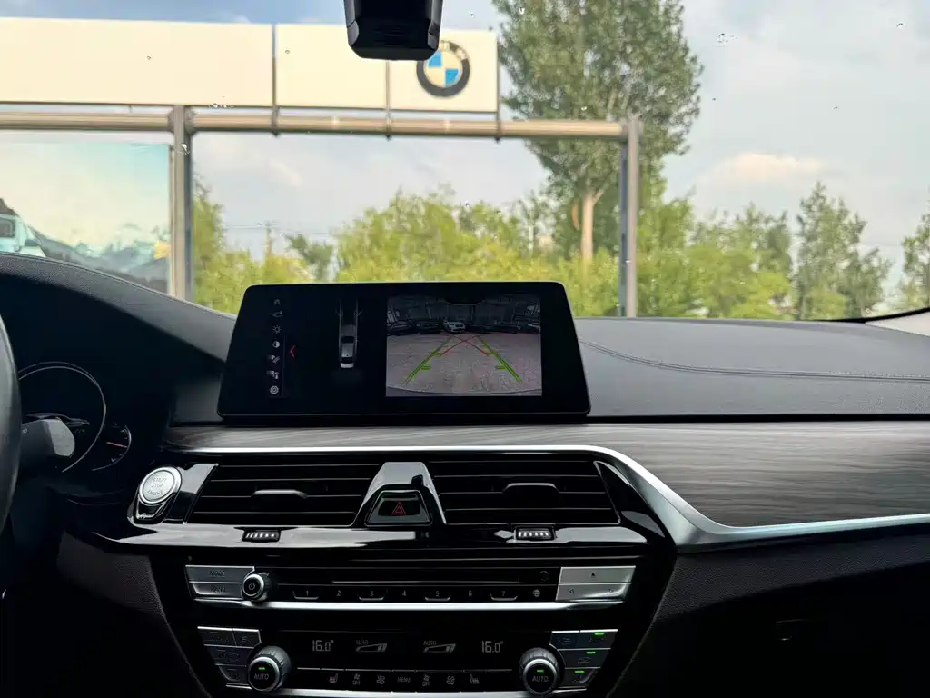 BMW 5 Series 2018 — фото 15