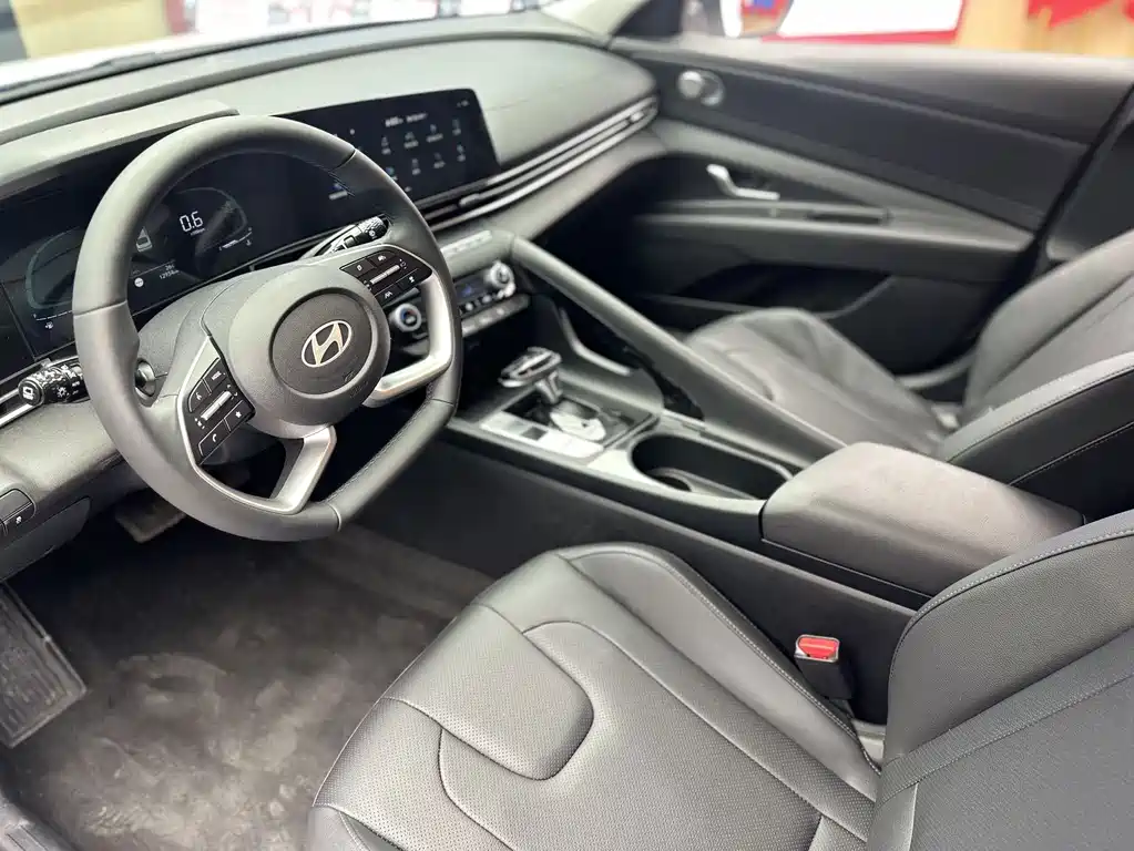 Hyundai Elantra 2023 — фото 10