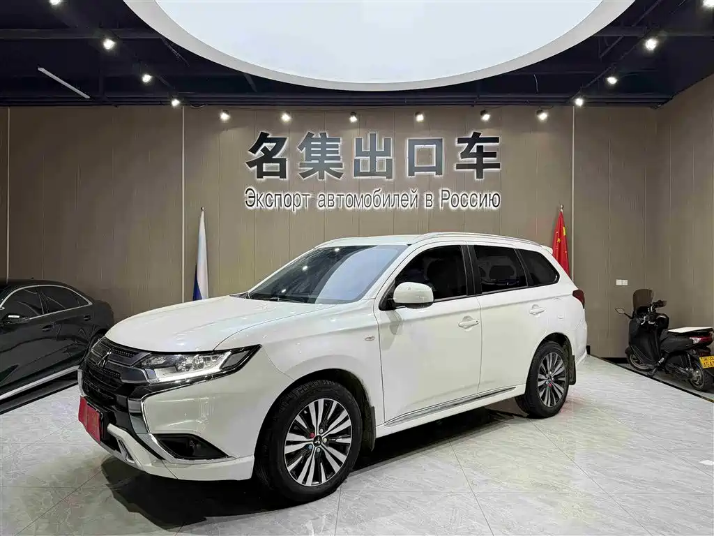 Mitsubishi Outlander 2022 — фото 1