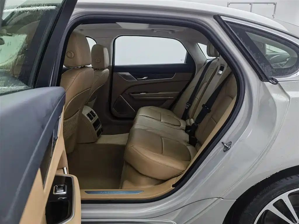 Jaguar XFL 2024 — фото 15