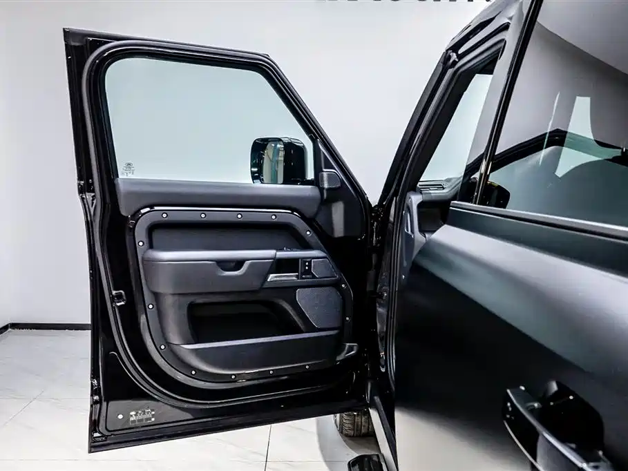 Land Rover Defender 2024 — фото 27
