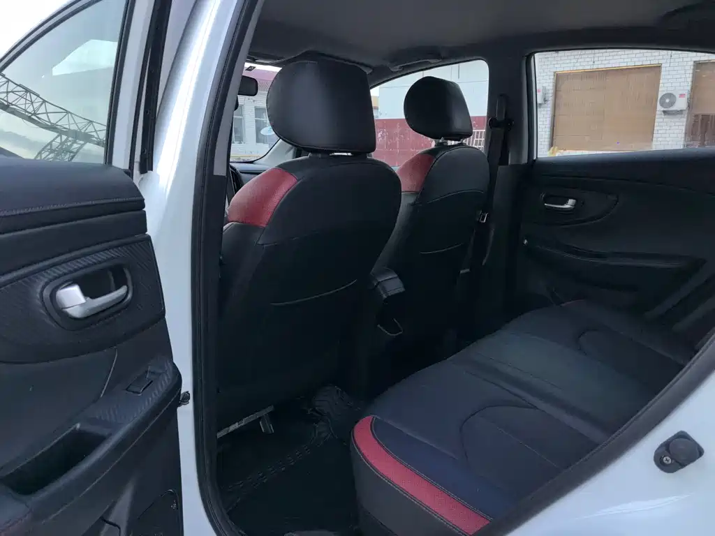 Luxgen U5 SUV 2018 — фото 10