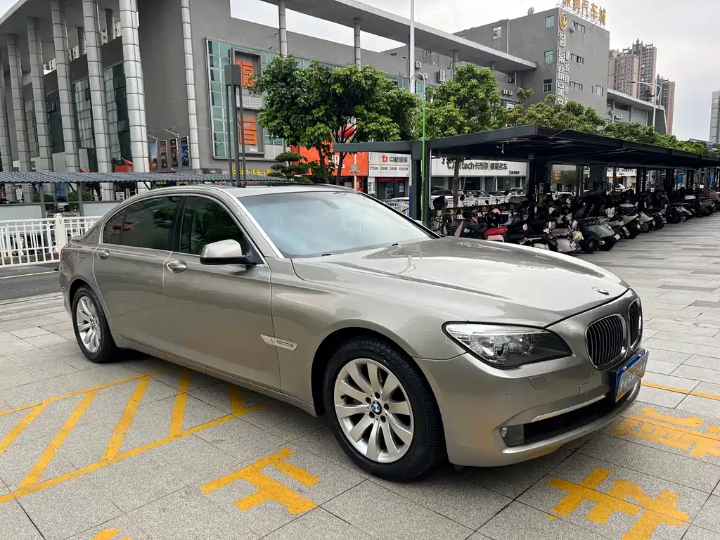 BMW 7 Series 2011 — фото 2