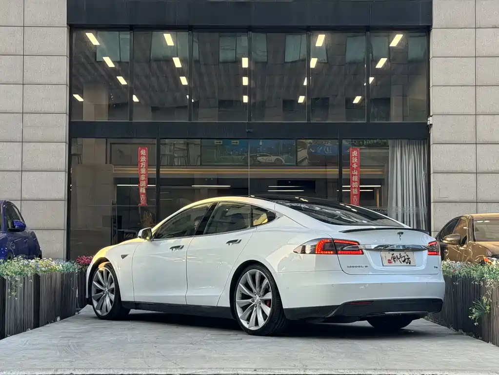 Tesla Model S 2015 — фото 3