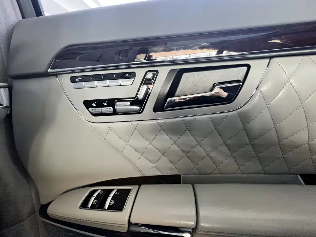 Mercedes-Benz S-Class AMG 2011 — фото 32