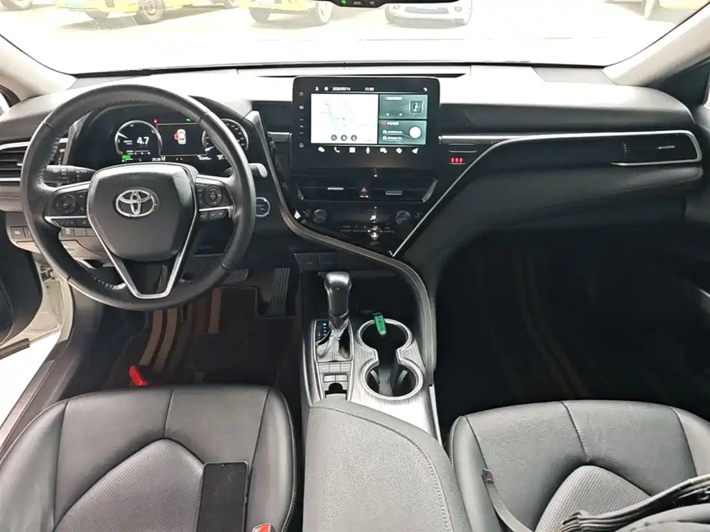 Toyota Camry 2023 — фото 6