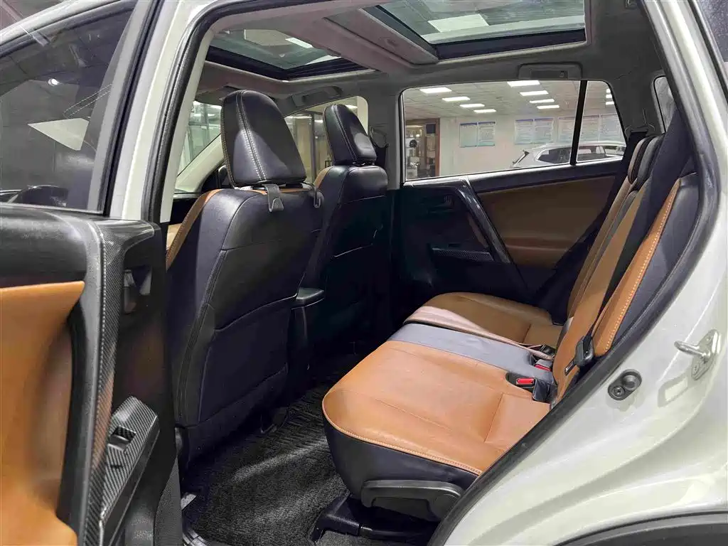 Toyota RAV4 2017 — фото 11