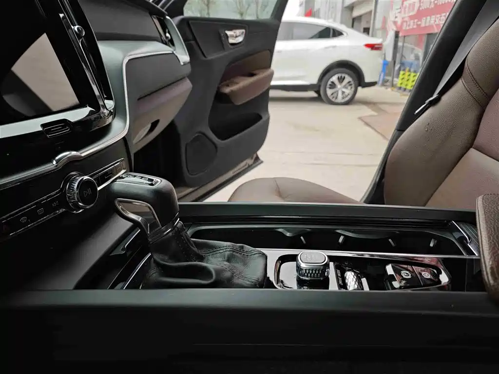 Volvo XC60 2021 — фото 16