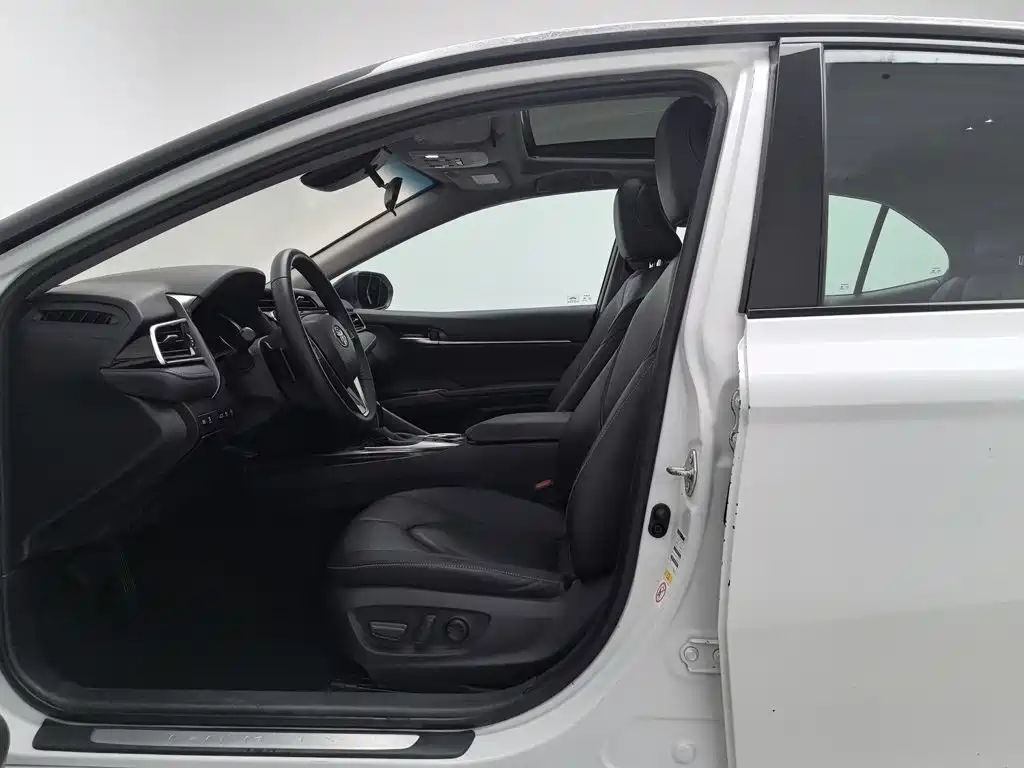 Toyota Camry 2019 — фото 10