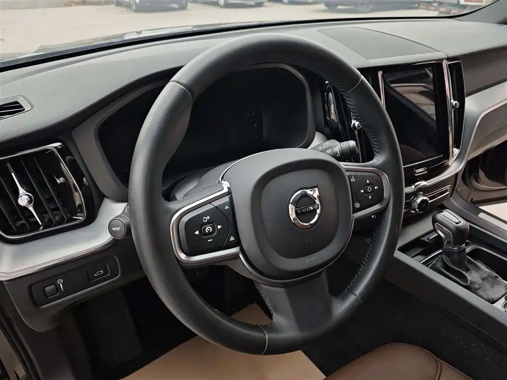 Volvo XC60 2021 — фото 14