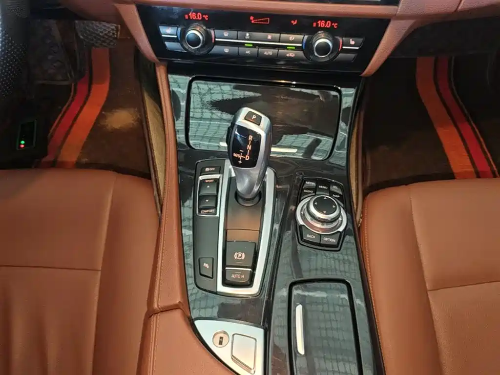 BMW 5 Series 2017 — фото 14