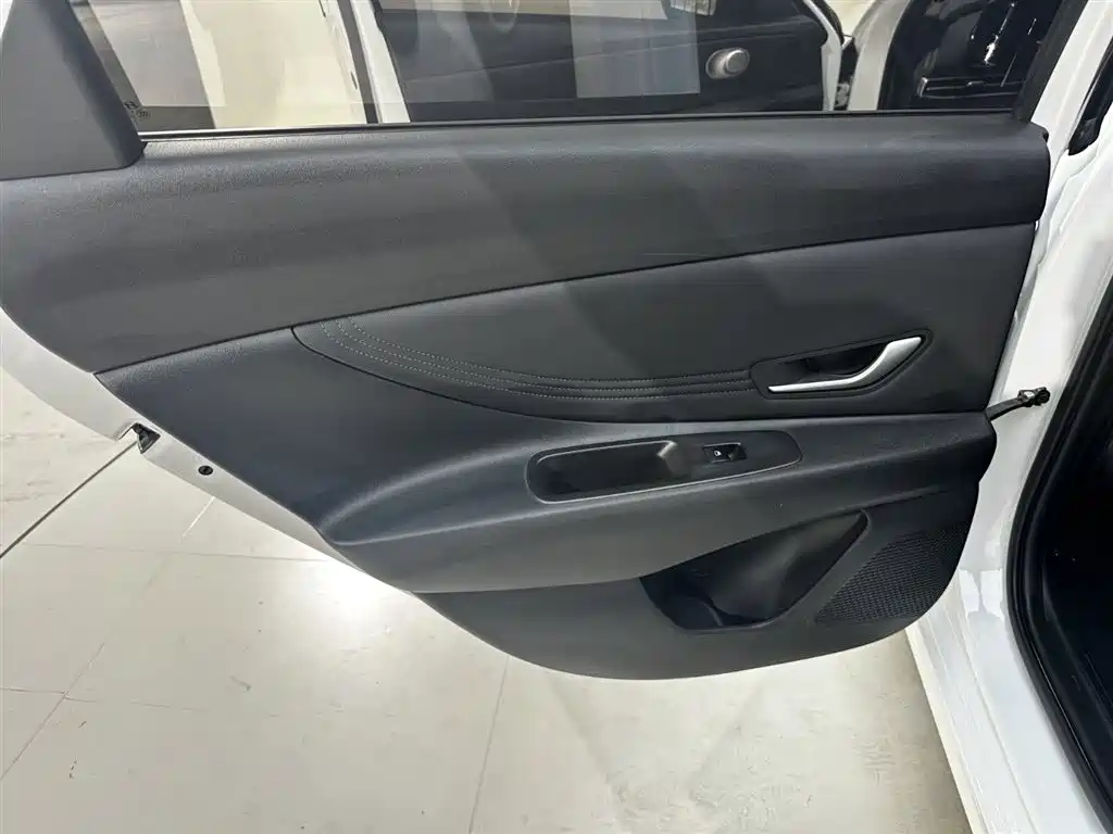 Hyundai Elantra 2023 — фото 24