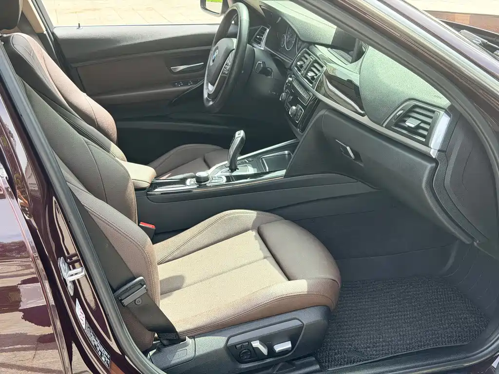 BMW 3 Series 2018 — фото 10