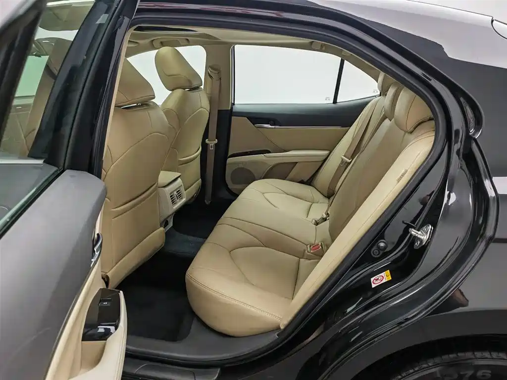 Toyota Camry 2018 — фото 15