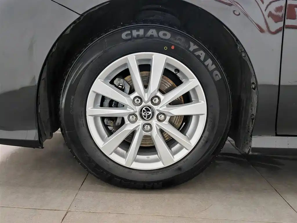 Toyota Camry 2018 — фото 17