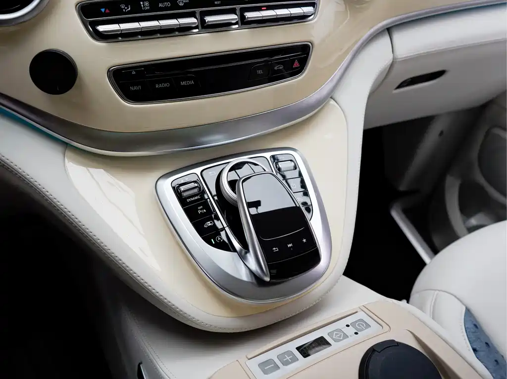 Mercedes-Benz V-Class 2020 — фото 18
