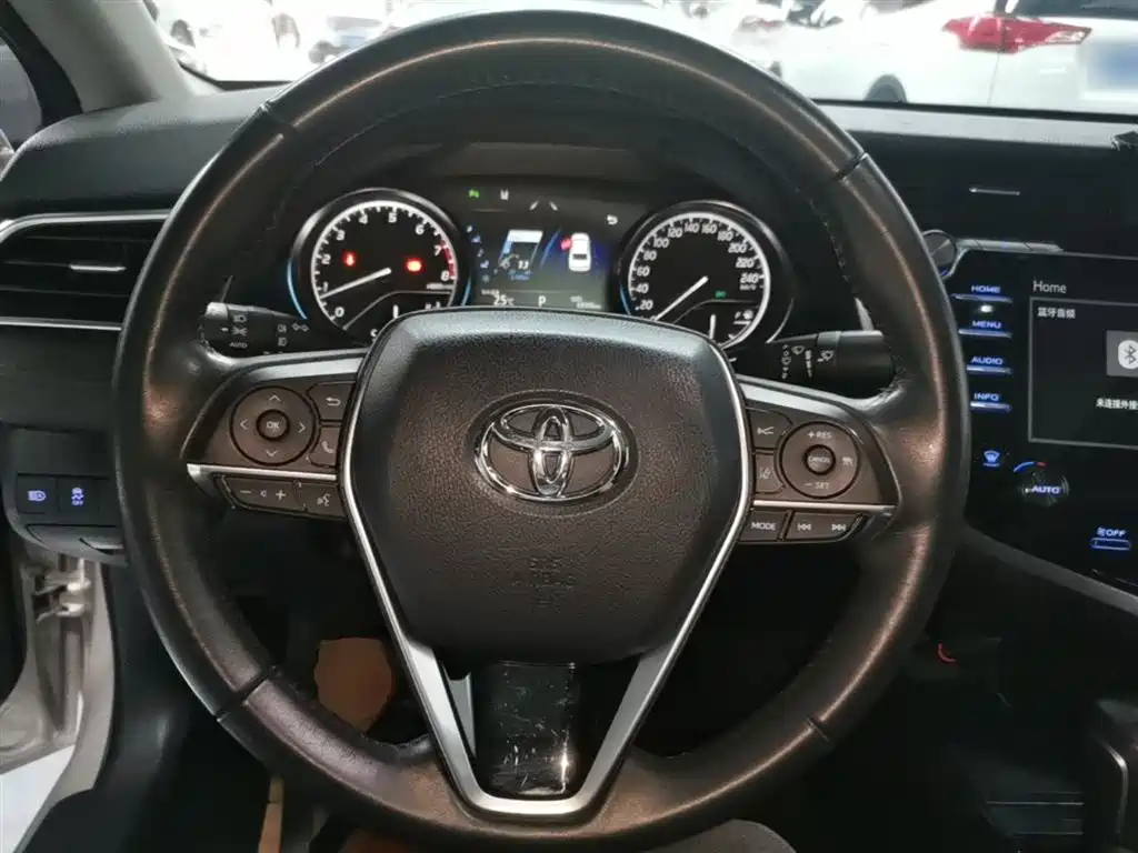 Toyota Camry 2019 — фото 7