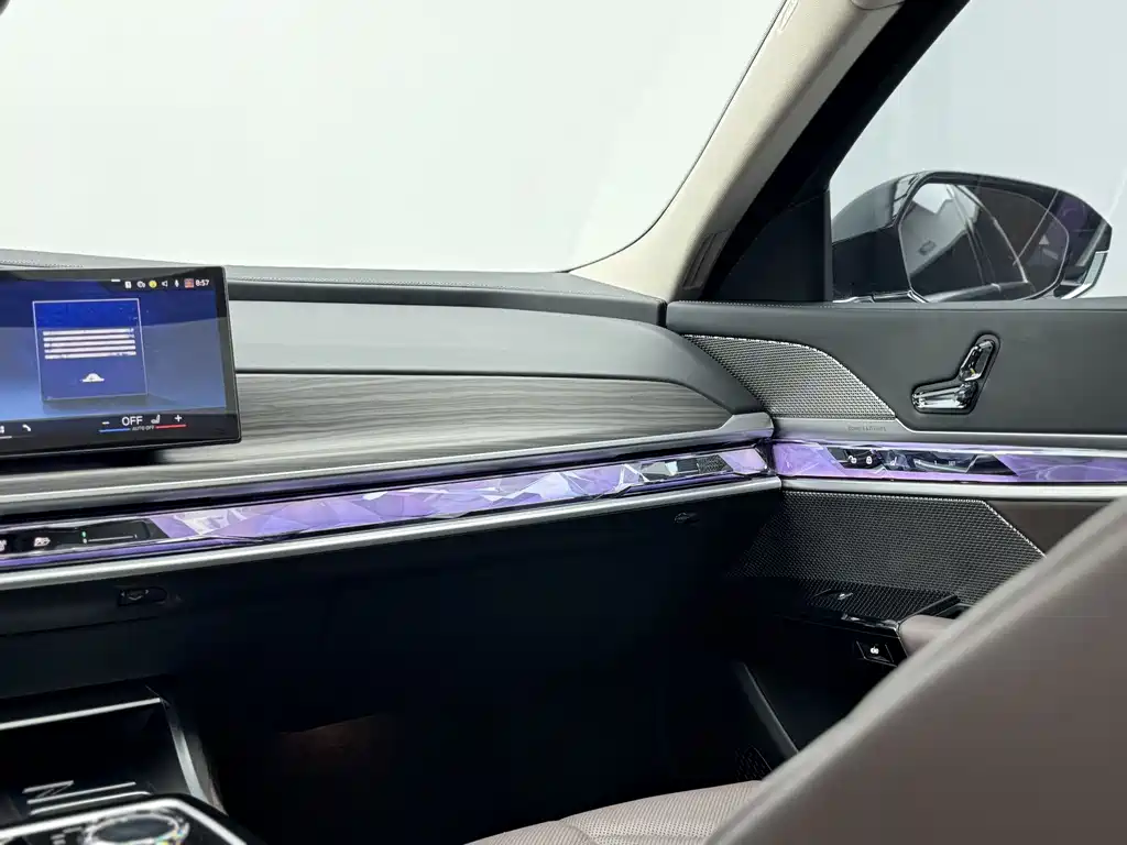BMW i7 2025 — фото 18