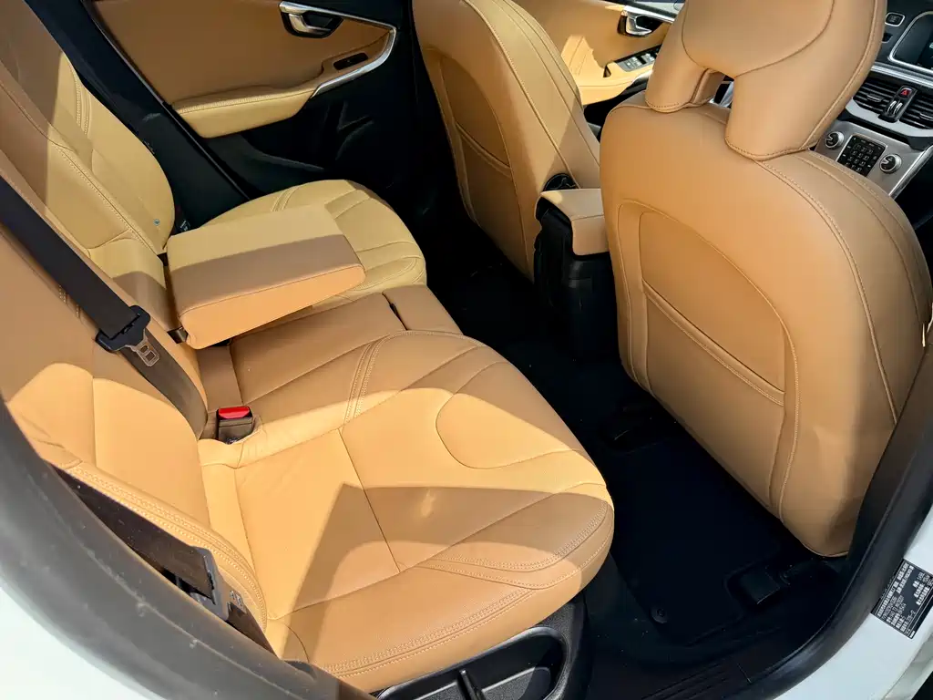 Volvo V40 2017 — фото 13