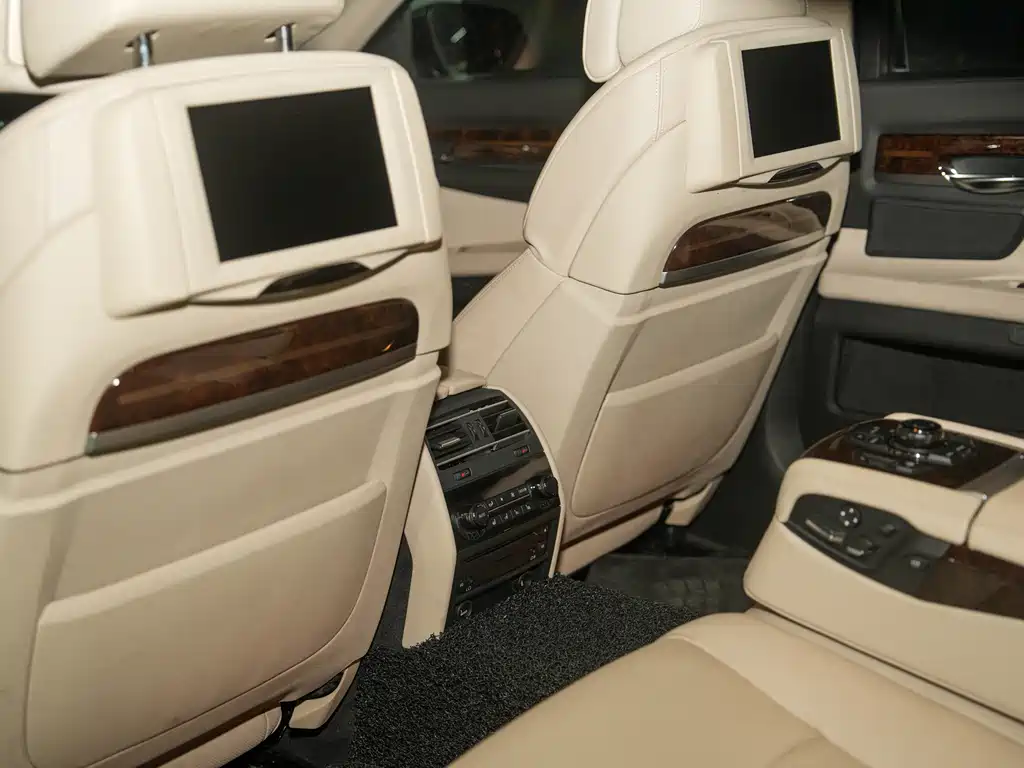 BMW 7 Series 2012 — фото 17