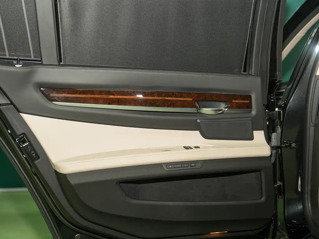 BMW 7 Series 2012 — фото 16