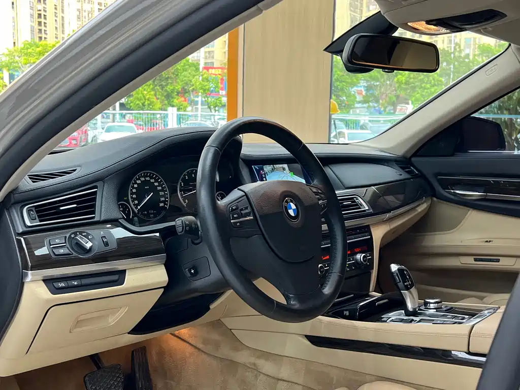 BMW 7 Series 2012 — фото 16