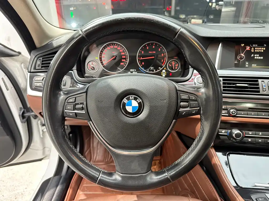 BMW 5 Series 2016 — фото 17