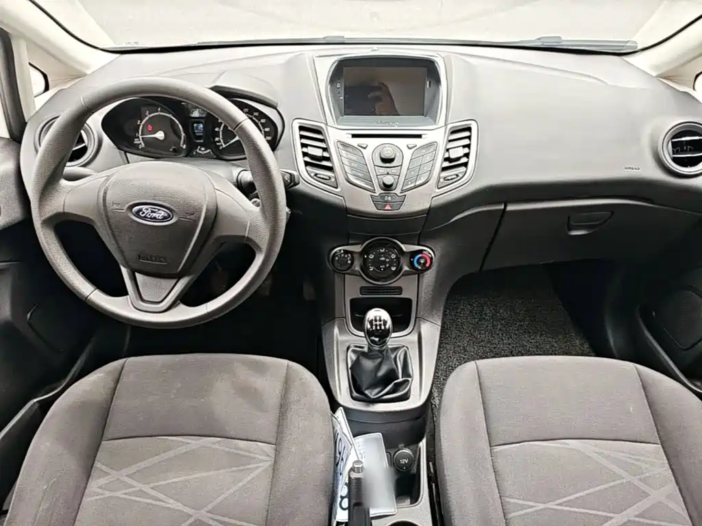 Ford Fiesta 2016 — фото 10