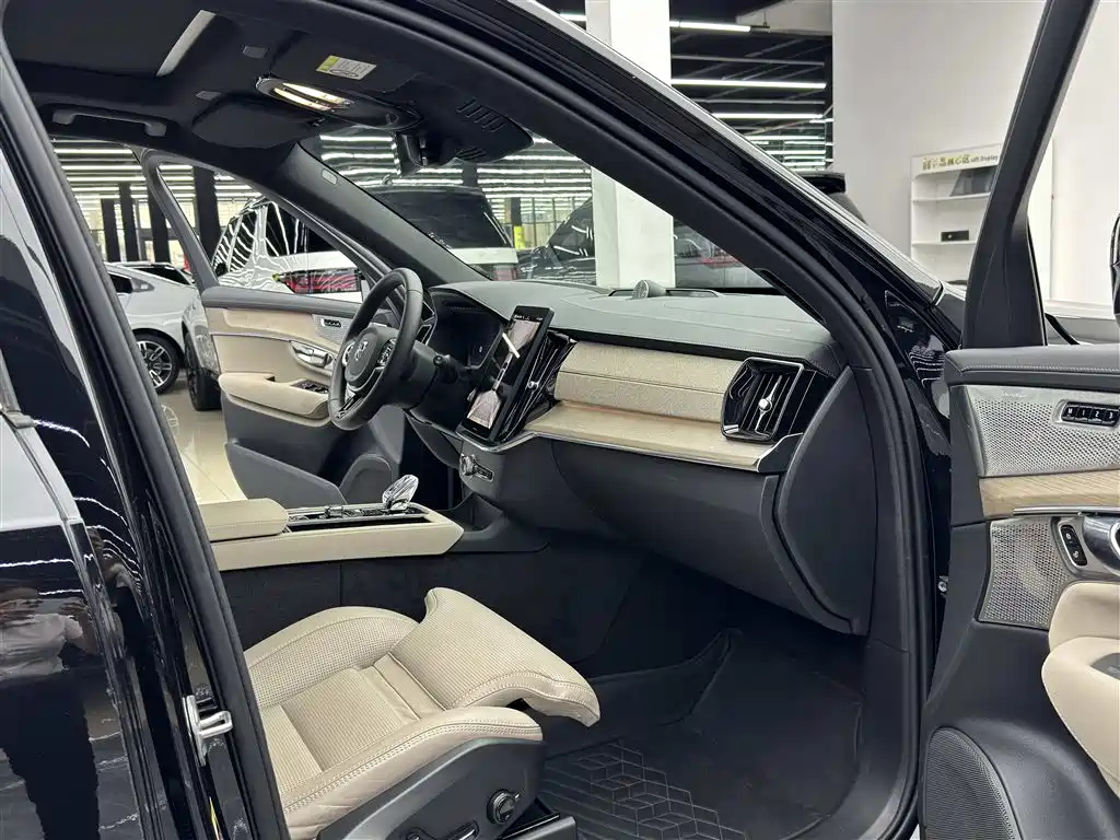 Volvo XC90 Plug-In Hybrid 2025 — фото 8