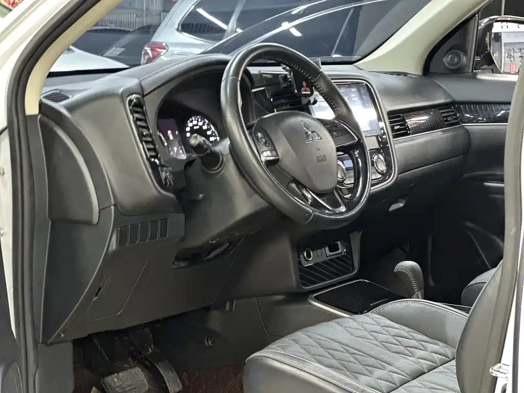 Mitsubishi Outlander 2022 — фото 24