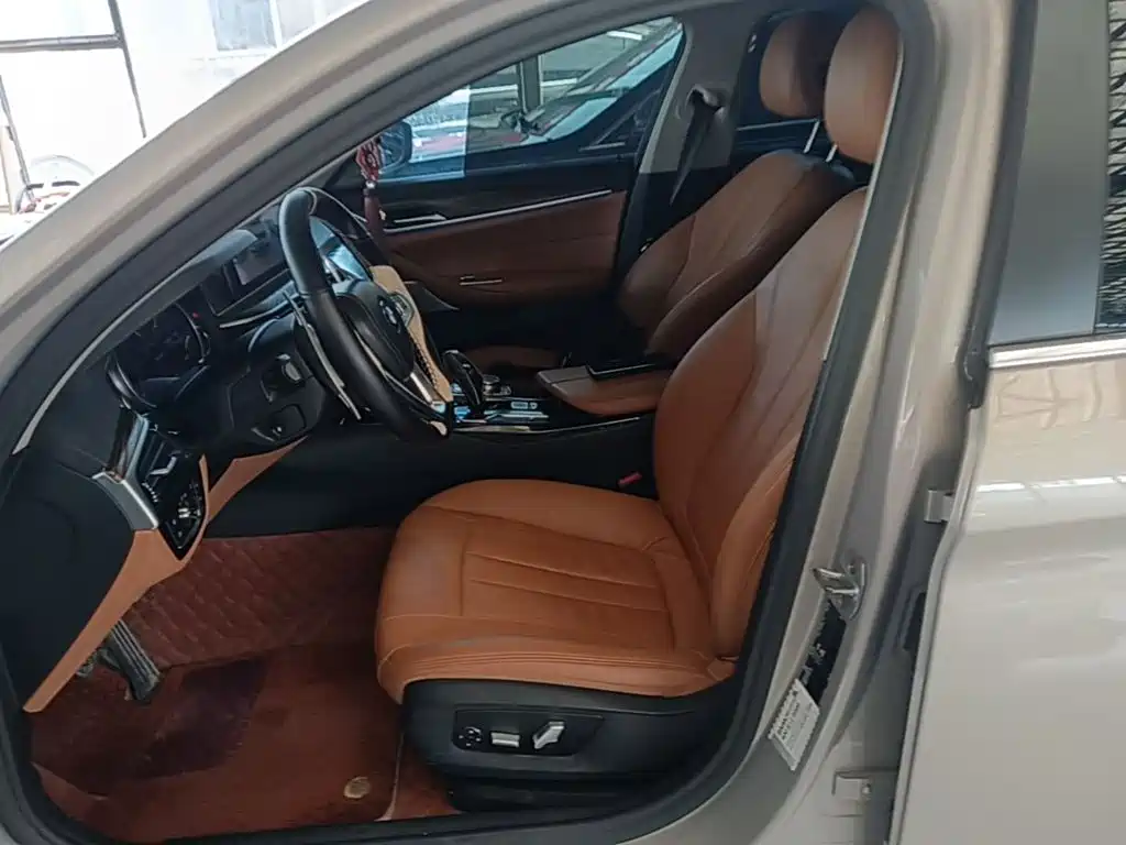 BMW 5 Series 2018 — фото 15
