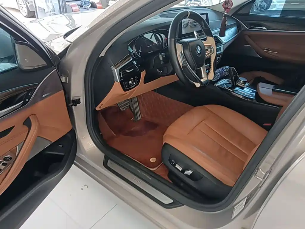 BMW 5 Series 2018 — фото 16