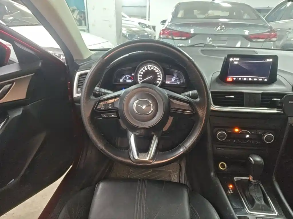 Mazda 3 Axela 2018 — фото 11