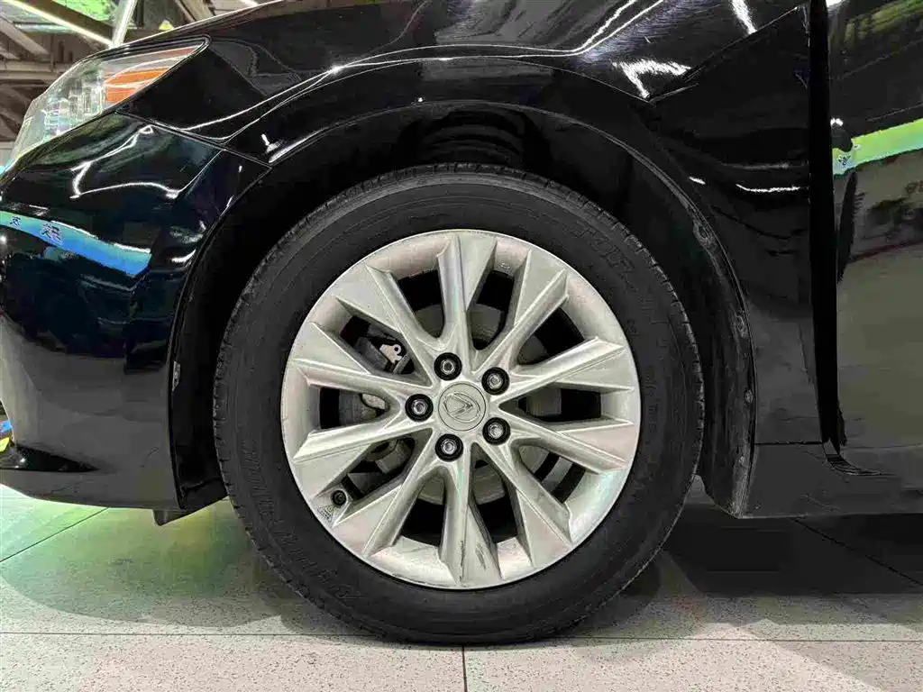 Lexus ES 2015 — фото 21