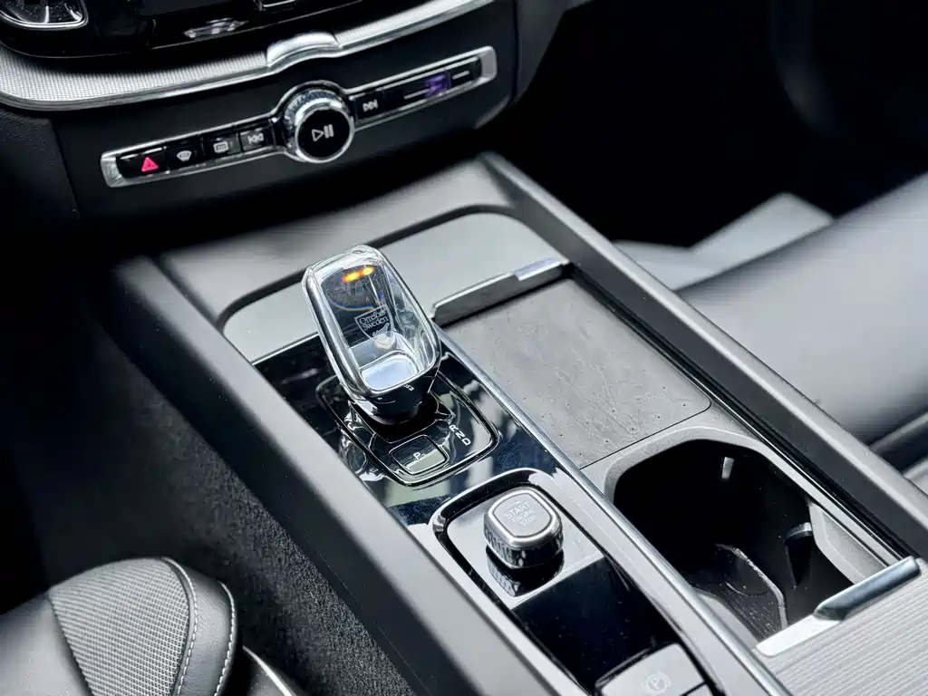 Volvo XC60 PHEV 2022 — фото 13