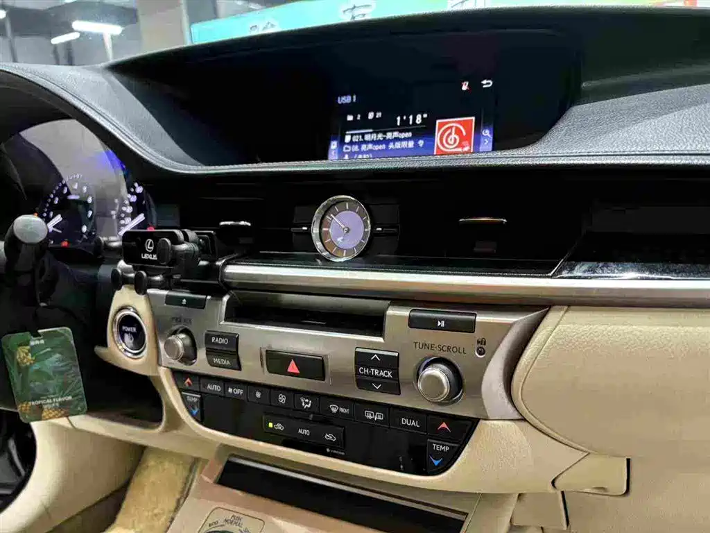 Lexus ES 2015 — фото 26