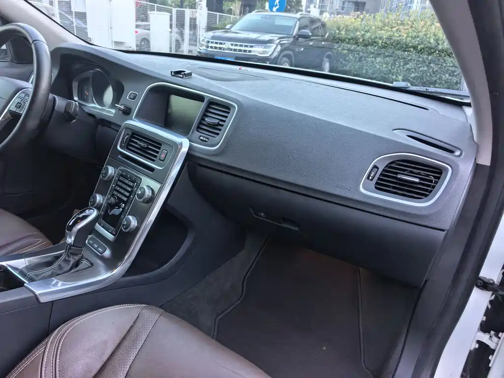 Volvo S60 Plug-In Hybrid 2015 — фото 22