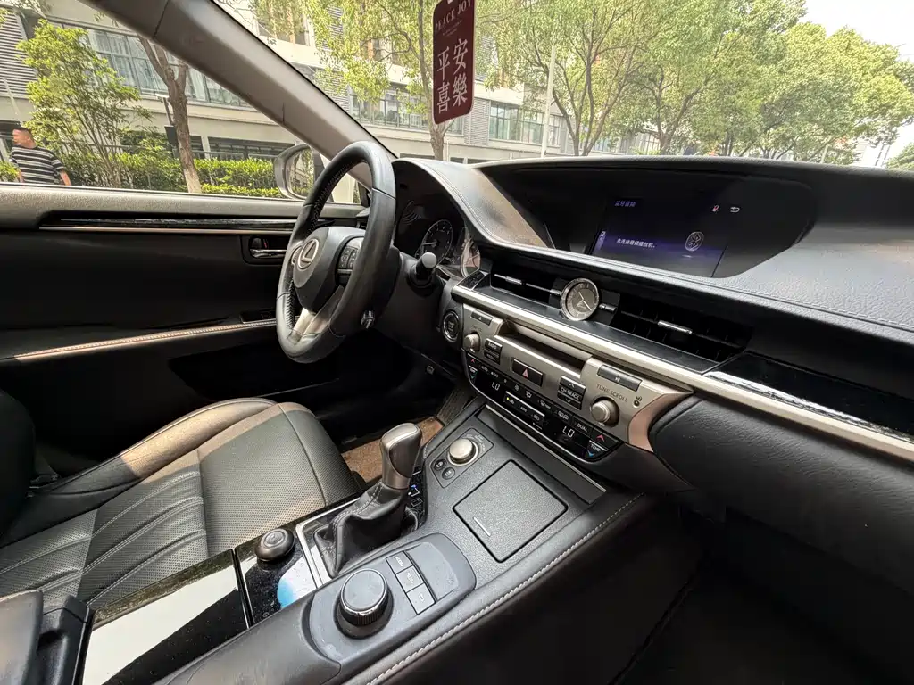 Lexus ES 2016 — фото 16