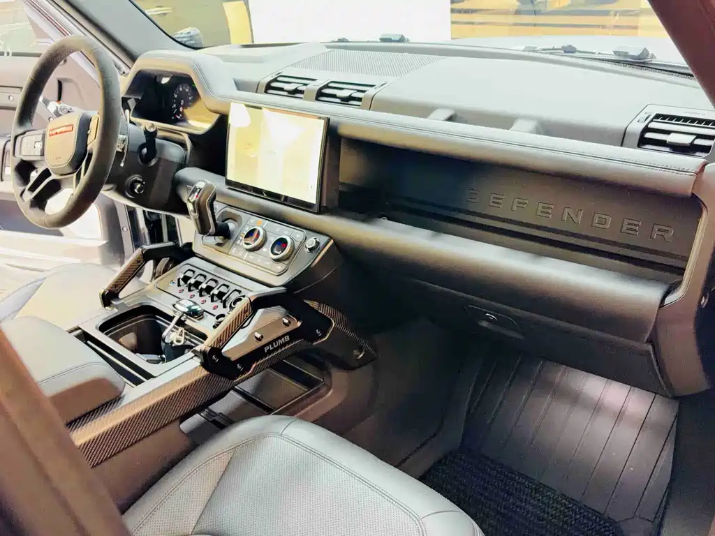Land Rover Defender 2023 — фото 16