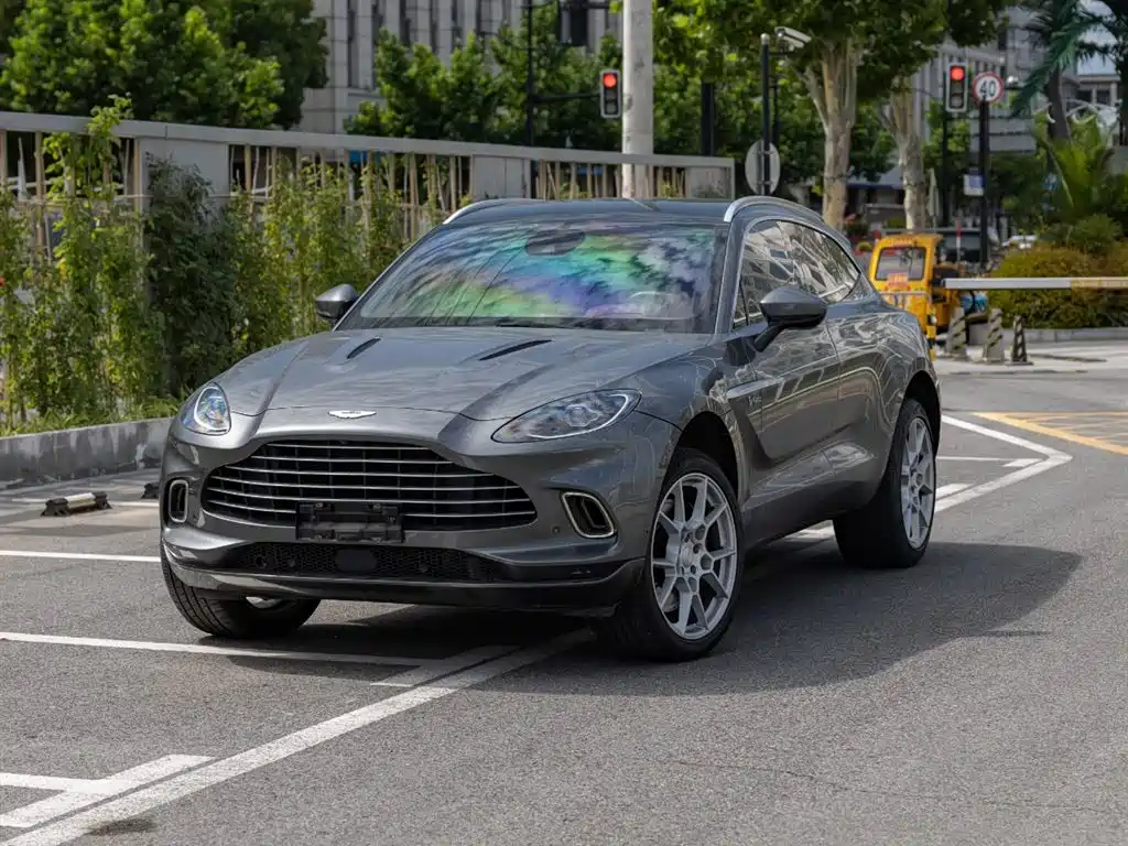 Aston Martin DBX 2020 — фото 1